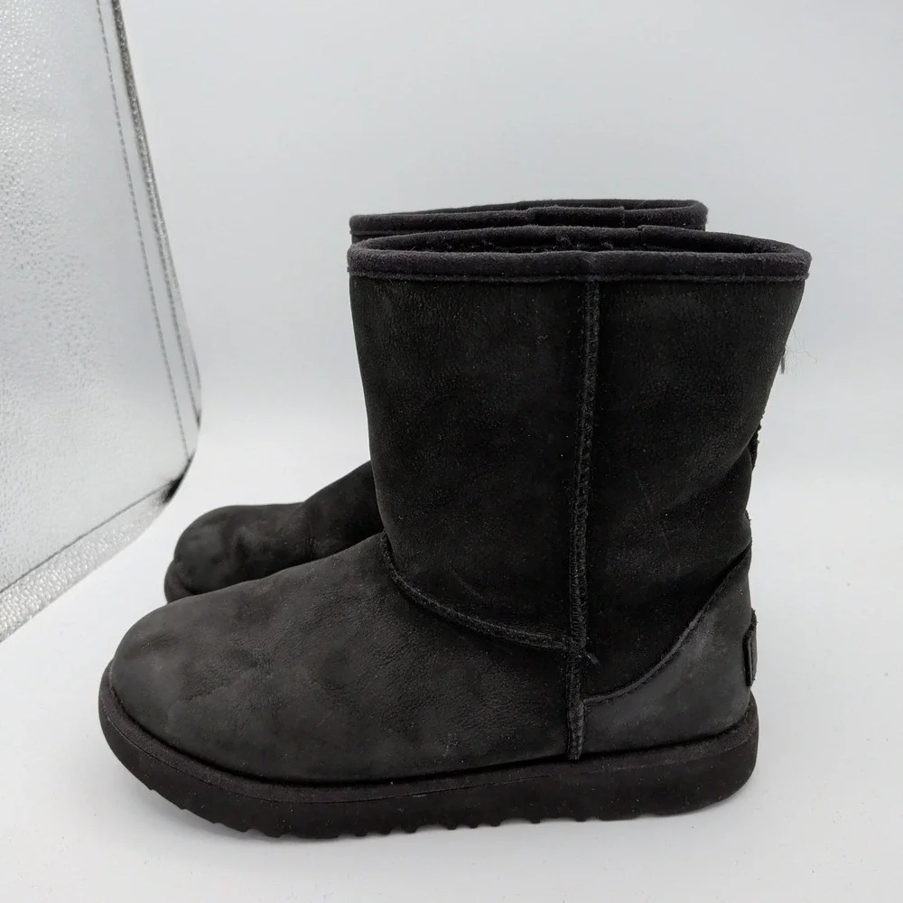 UGG Classic Short II Black Leather Sheepskin Boot Waterproof Girls 3 101964K Kid